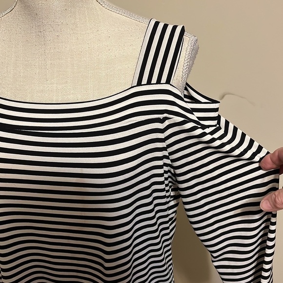 Chicos cold shoulder black/white stripe top. Size 4-6 - Picture 1 of 8